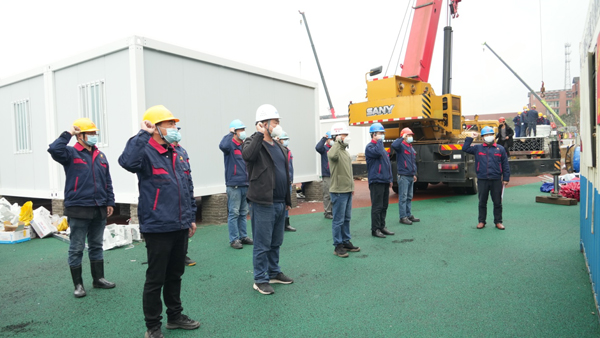 抗擊疫情當(dāng)先鋒  紅色工地踐使命——記市住建局田家炳中學(xué)疫情隔離點(diǎn)建設(shè)臨時(shí)黨支部 抗擊疫情當(dāng)先鋒  紅色工地踐使命——記市住建局田家炳中學(xué)疫情隔離點(diǎn)建設(shè)臨時(shí)黨支部