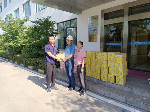 公司副總經(jīng)理到建材公司高溫慰問  公司副總經(jīng)理到建材公司高溫慰問