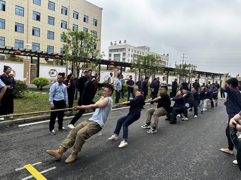 公司舉辦“安裝杯”職工拔河比賽  公司舉辦“安裝杯”職工拔河比賽